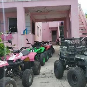 Da Pink And White Palace Hostal